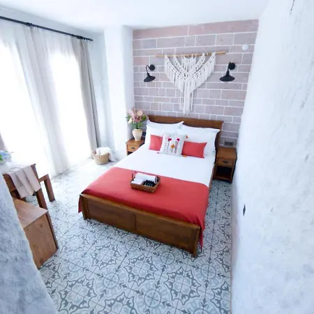 Q-zen House Cunda Homestay *