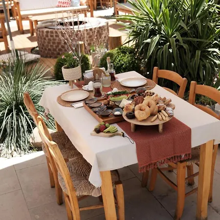 Q-zen House Cunda Homestay